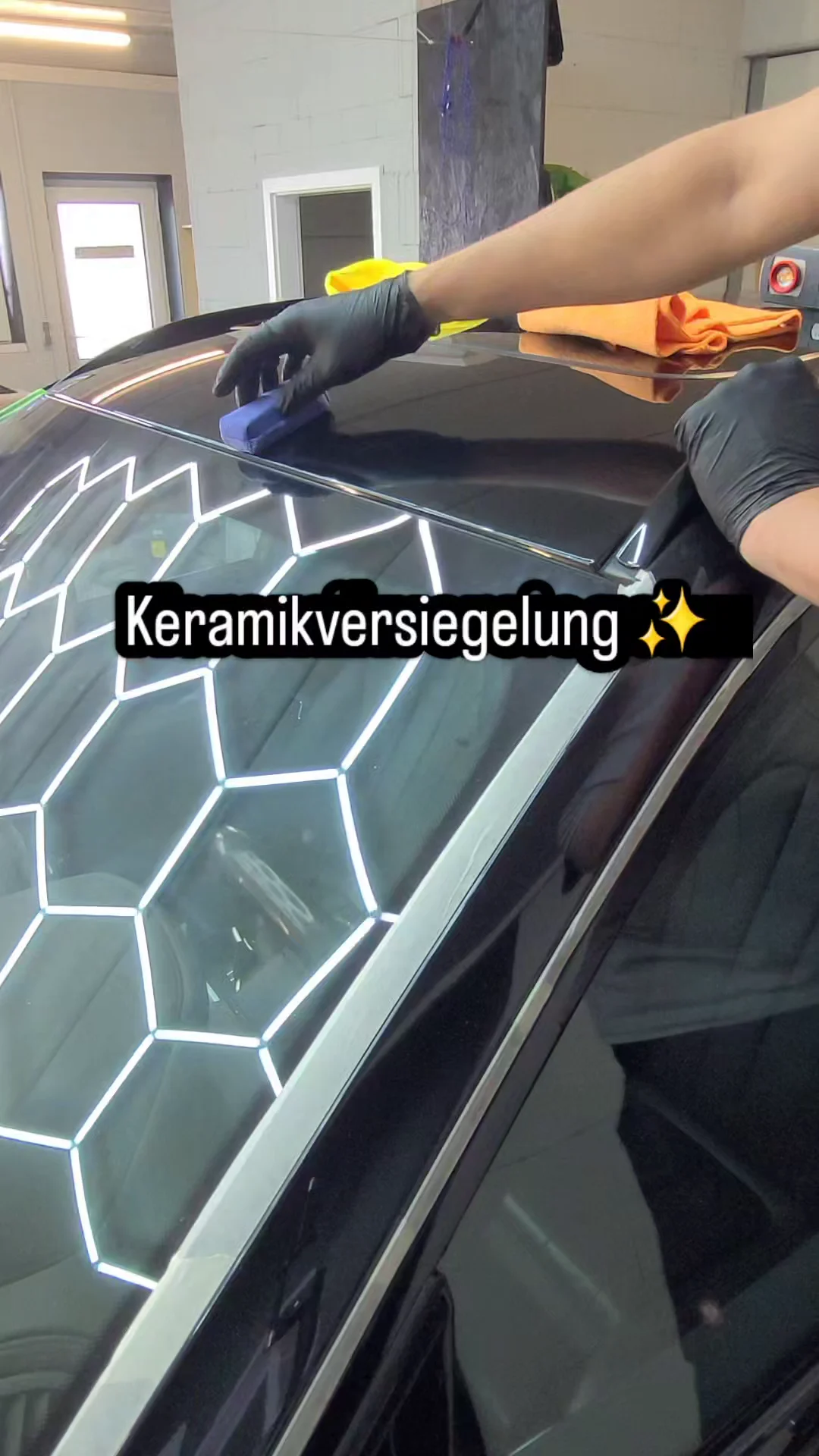 Auftragen der Keramikversiegelung auf dem BMW-X6-Lack