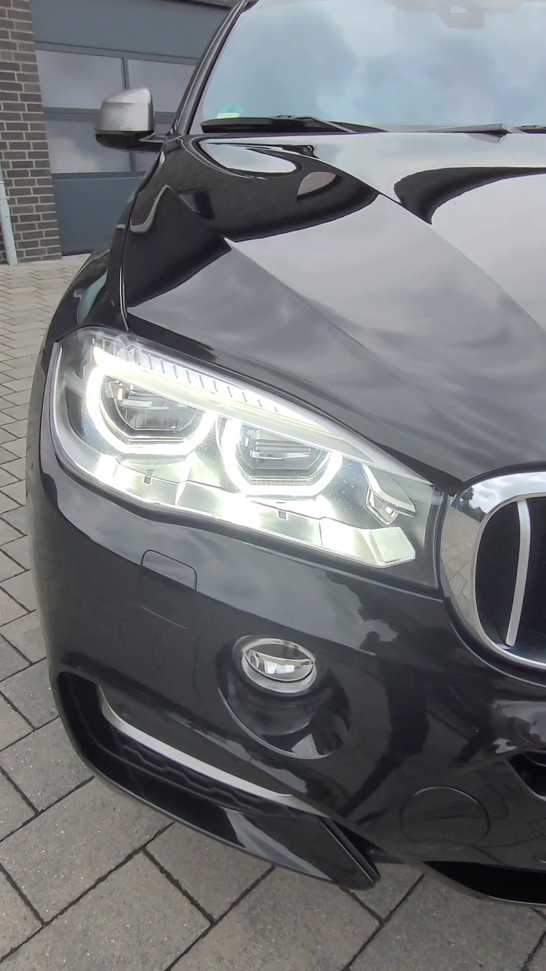 Scheinwerfer und Motorhaube des BMW X6 nach der Aufbereitung