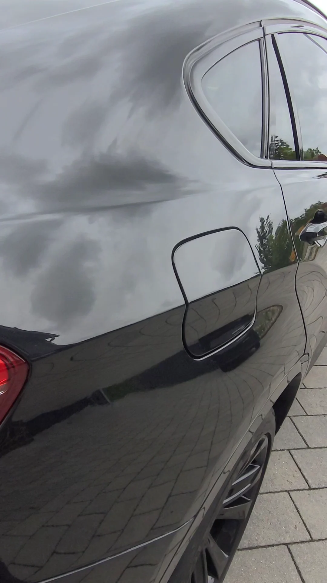 Seitenfläche des BMW X6 mit spiegelnder Lackoberfläche