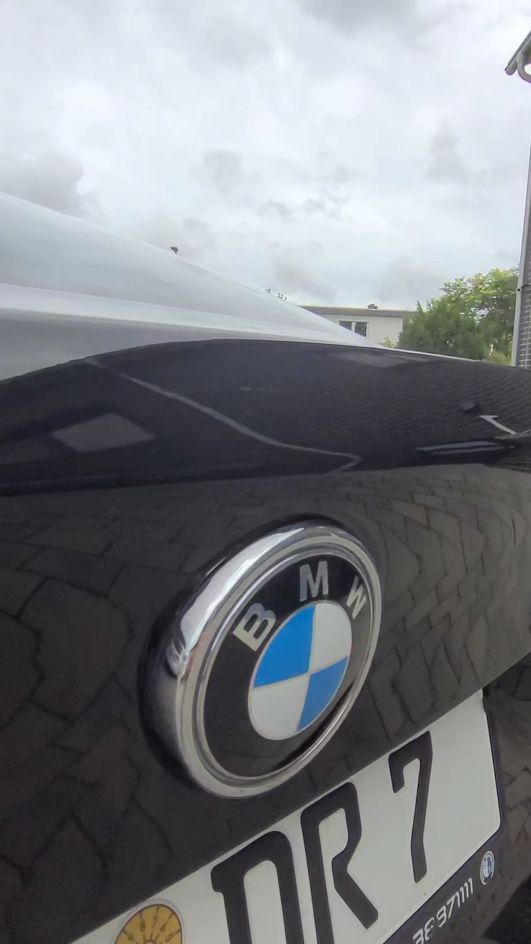 Heckdetail mit BMW-Logo und reflektierendem Lack des BMW X6