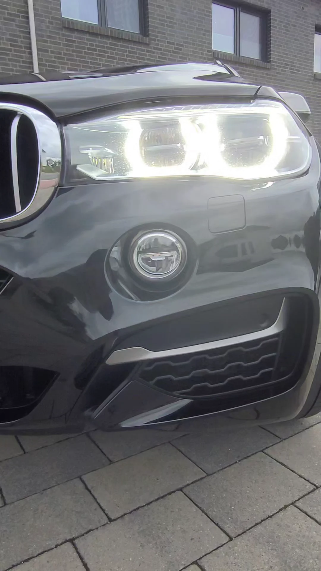 Frontdetail am BMW X6 mit beleuchtetem Scheinwerfer