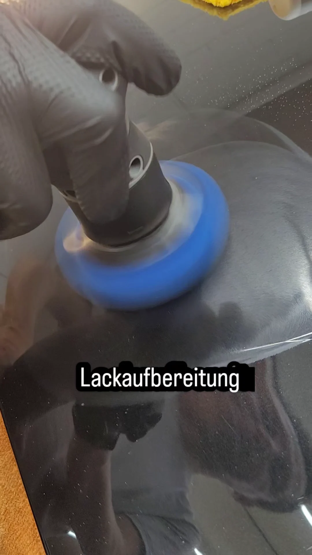 Detailaufnahme der Polierarbeit auf dem Lack des BMW X6