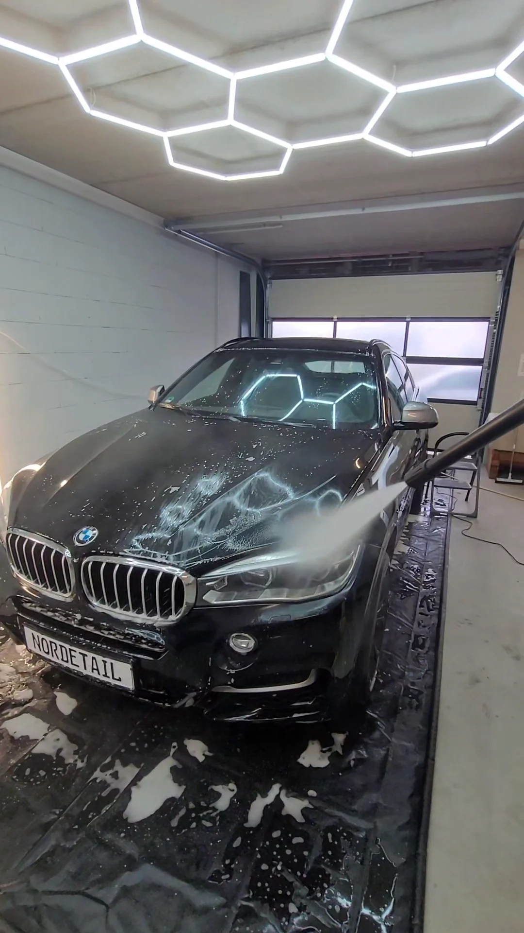 BMW X6 während der gründlichen Wäsche in der Halle
